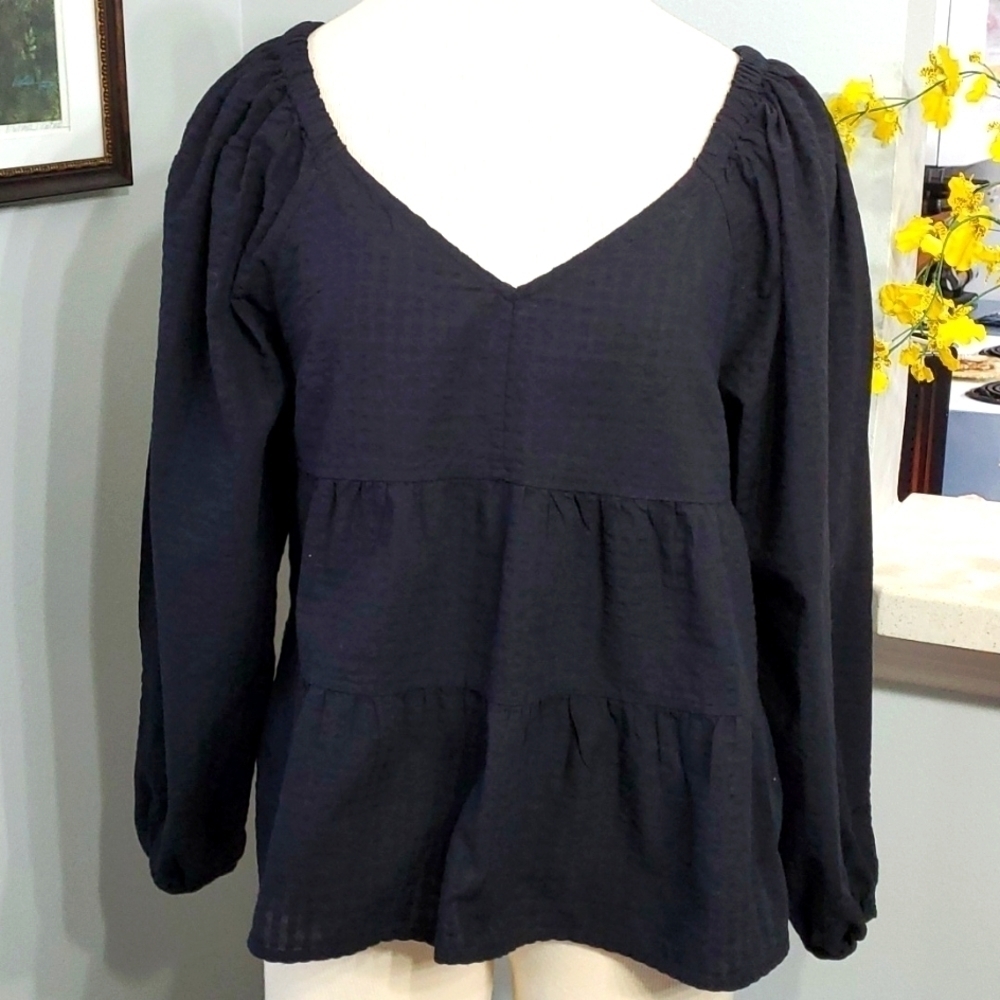 Old navy navy blue tiered ruffle top, long‎ sleeves. So cute..size medium